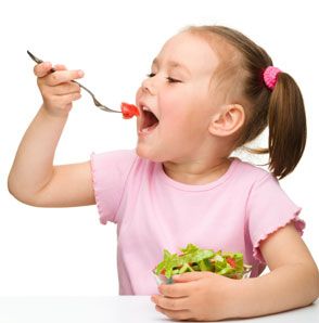 Psicóloga Manuela Cano López niña comiendo ensalada